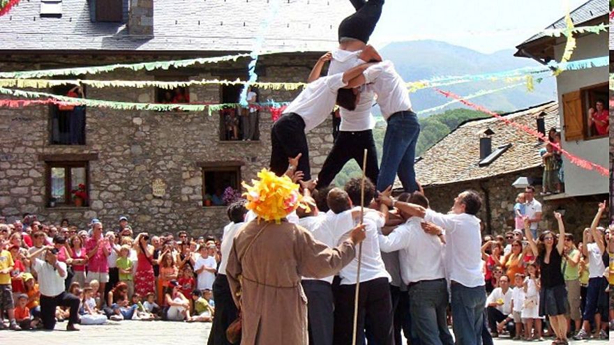 Torres humanes tradicionals: el Ball de Sant Isidre i la Pila de Ta&uuml;ll